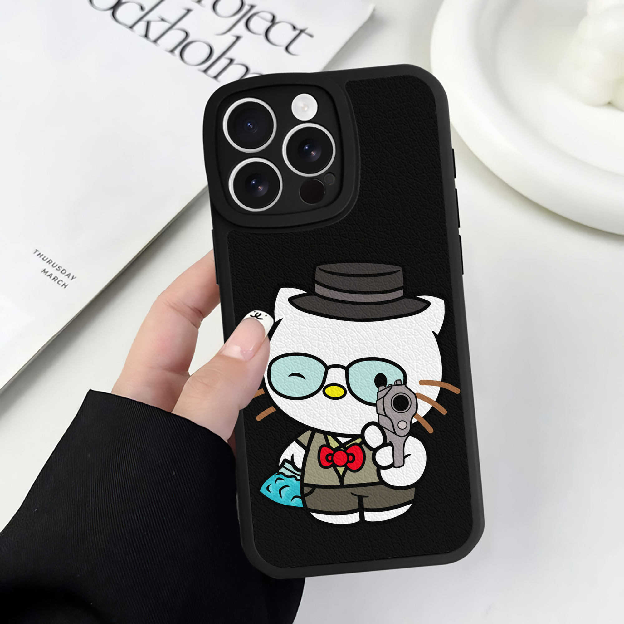 （画像用） Hello Kitty ハローキティ 【iPhone 16シリーズ対応】シリコンスマホケース（レザー調） 材質：シリコン